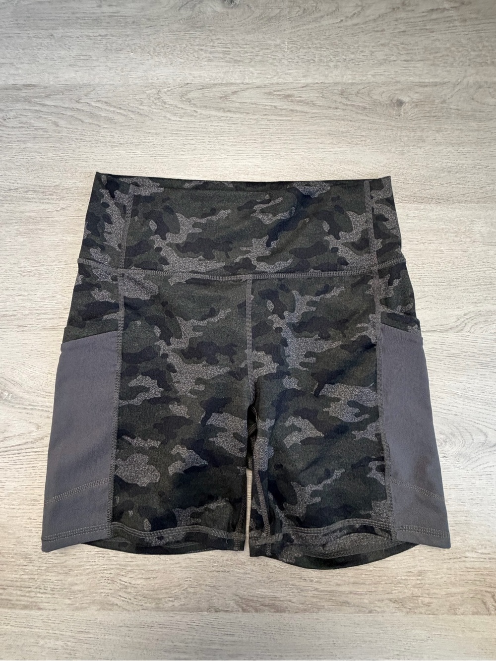 Fabletics PowerHold High-Rise Camo Pocket Shorts Size M Grey Mesh Pockets